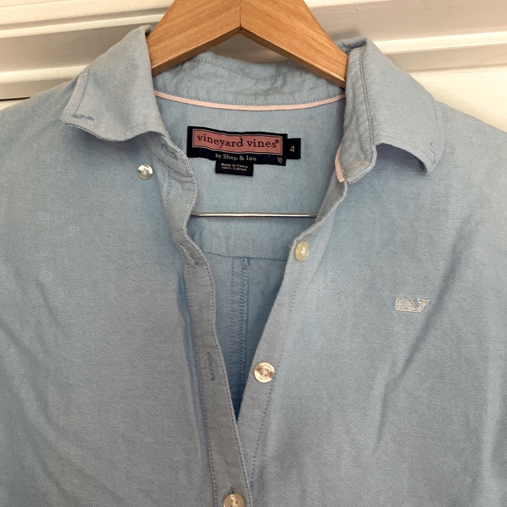 Womens vineyard vines light blue long sleeve polo.